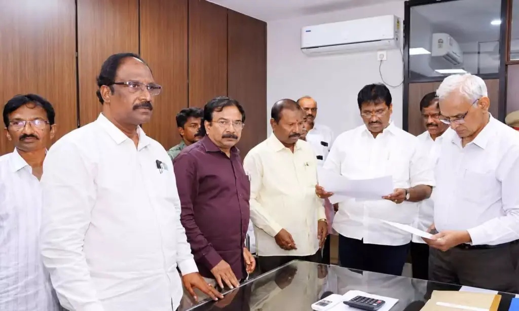 APSRTC staff seek cancellation of tenders for 1,450 e-buses