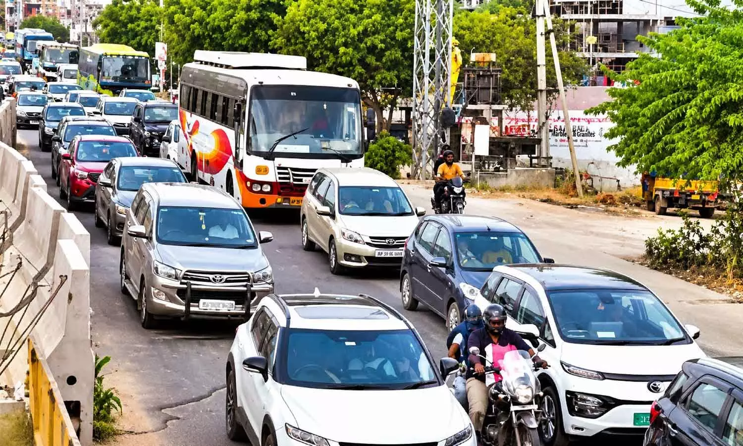 Massive Dasara rush snarls Hyderabad-Vijayawada highway