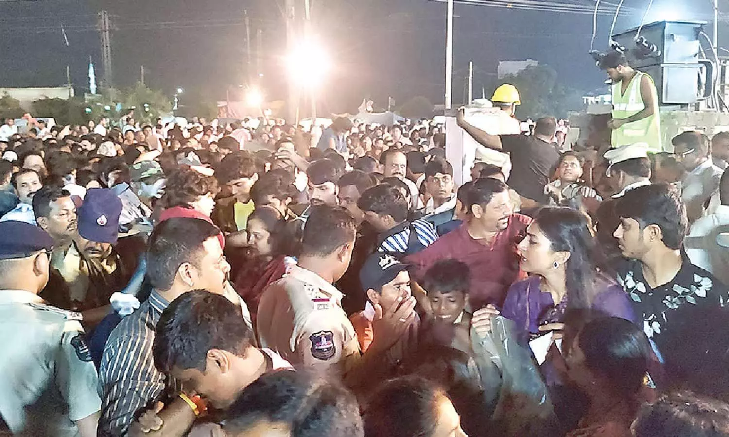 Stampede-like situation at Warangal Dasara leaves women, children injured