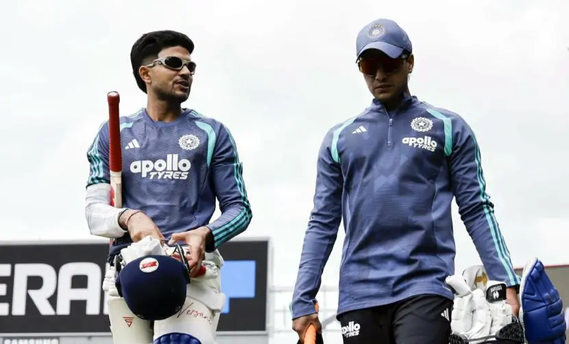 Gill tests Deepinder Goyal's Temple device as he joins T20 squad in Auckland