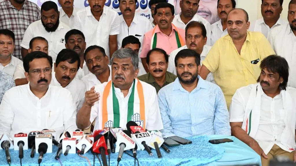 KPCC chief challenges BJP to declare Godse first terrorist