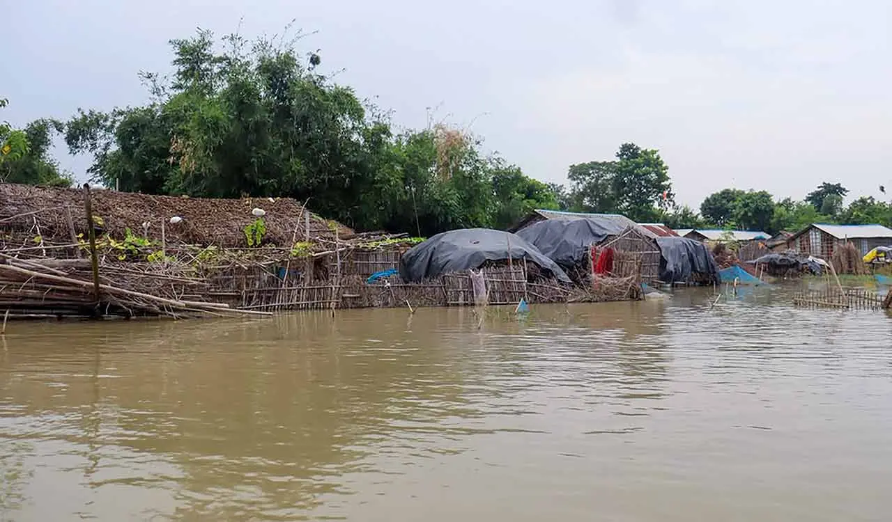 Gandak river breaches embankments, 2.03 lakh hit in Bihar