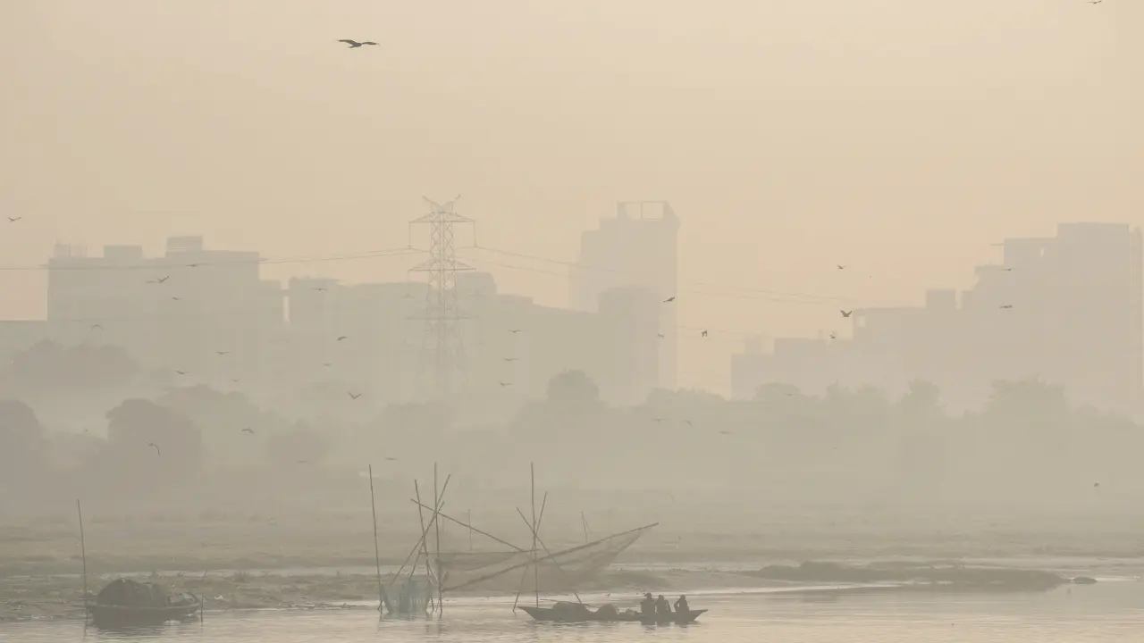 Delhi AQI hits 228-232 ‘poor’ as cold deepens