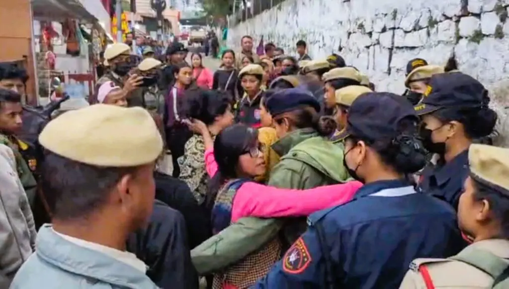 Hawkers clash with police, SMB in Shillong eviction drive