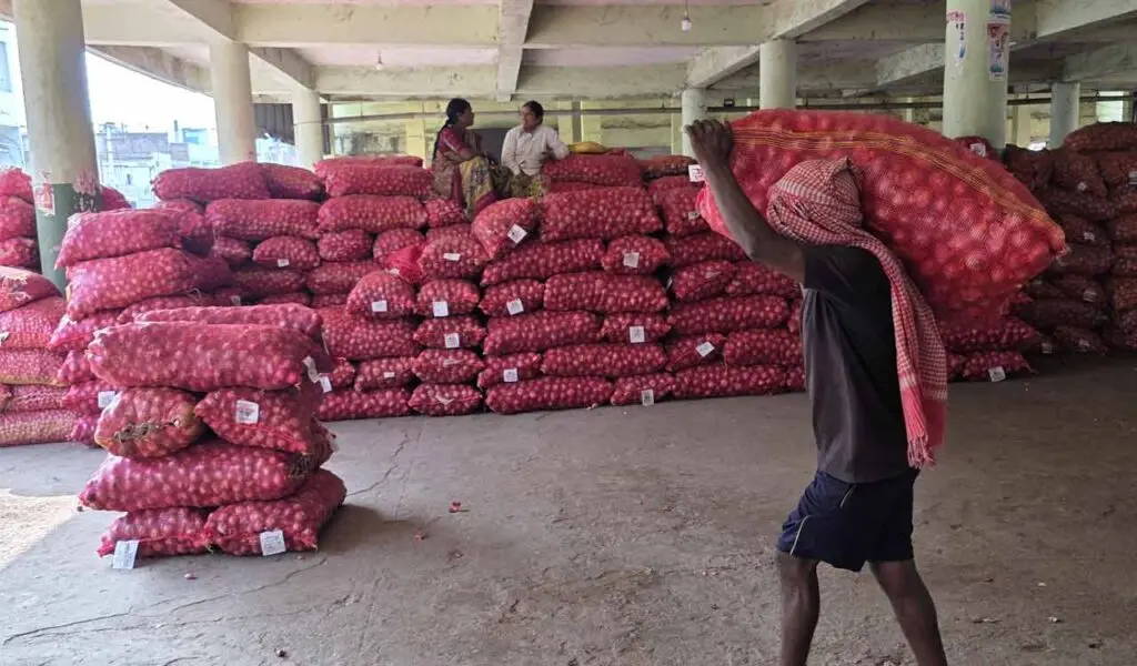 Onion, tomato prices squeeze Hyderabad households during festive season