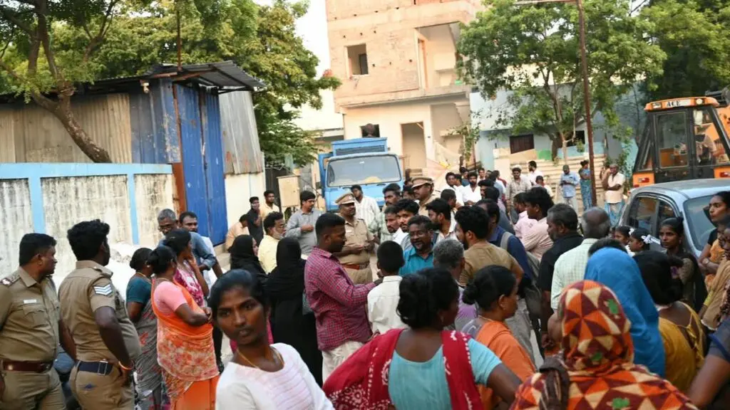 Two die inhaling toxic gas in Chennai drainage sump