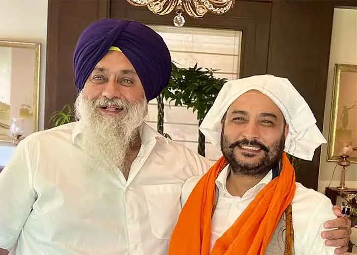 Raminder Awla joins Akali Dal, raises questions on Sukhbir Badal seat