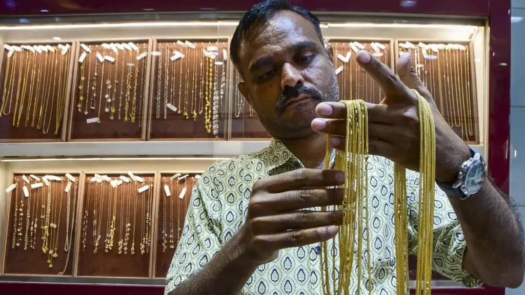 Gold prices dip up to ₹100 per gram across Indian cities