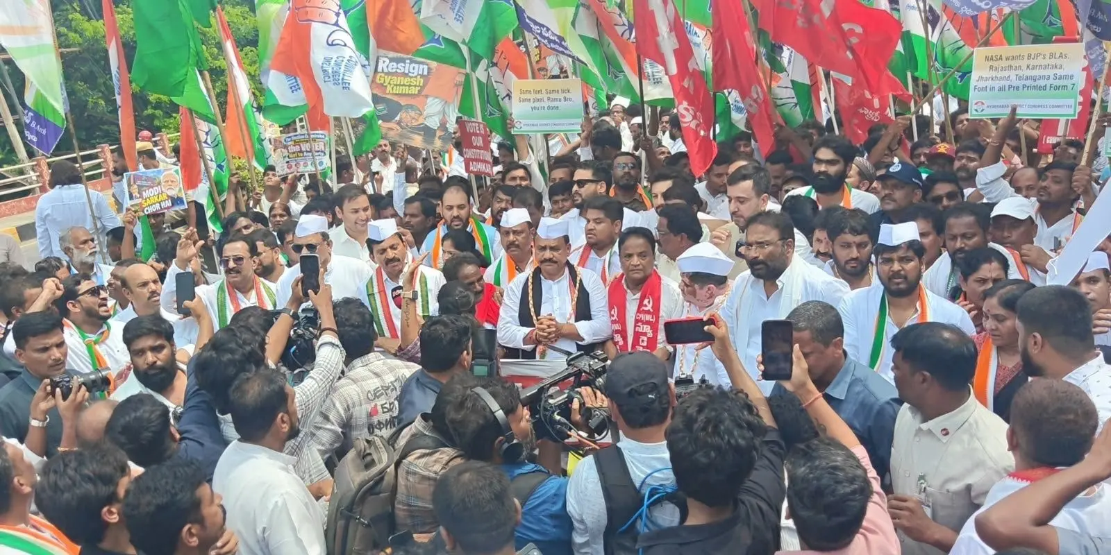 Telangana ministers, TPCC chief held during Lok Bhavan march