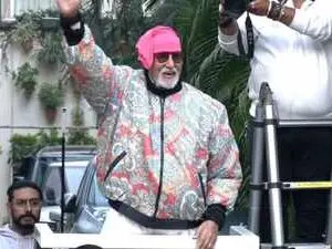Amitabh Bachchan greets fans outside Jalsa amid bomb threat