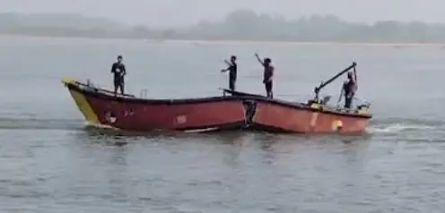 Boat splits in half off Paradip, five fishermen rescued