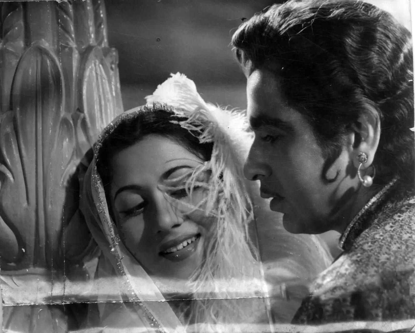 Madhubala, Dilip Kumar buried 10 metres apart, sister says