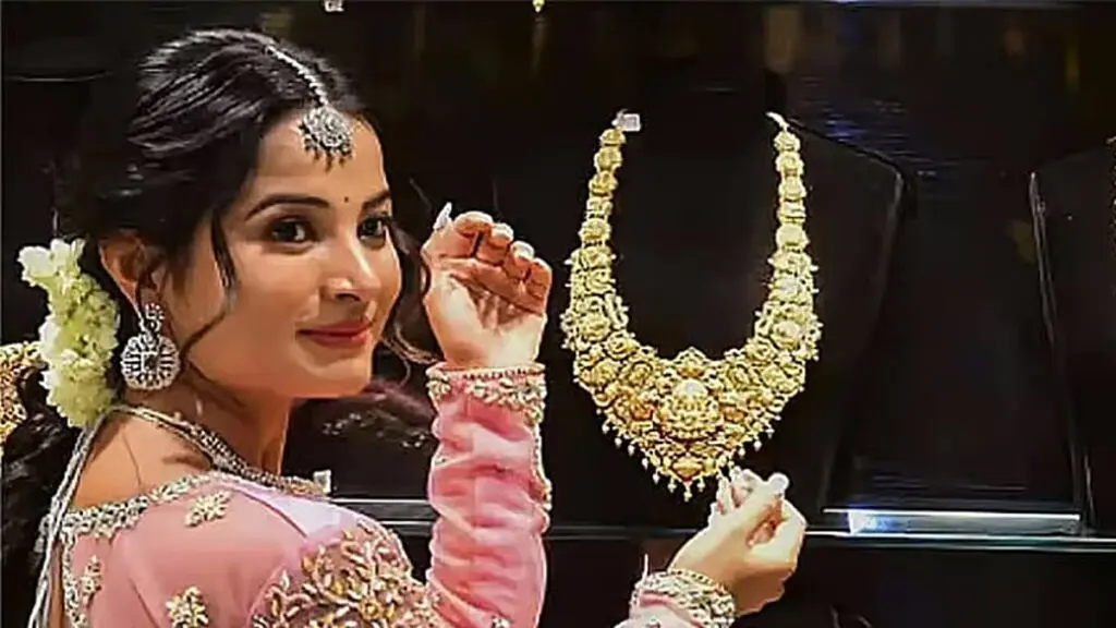 Gold price falls sharply, sovereign at Rs 1,05,880 on 22 Oct