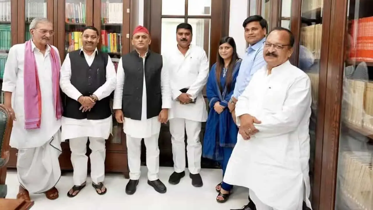 Dharmendra Kashyap meets Akhilesh Yadav after quitting BJP