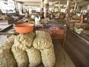 Power cuts hit Pune Market Yard traders in festive season