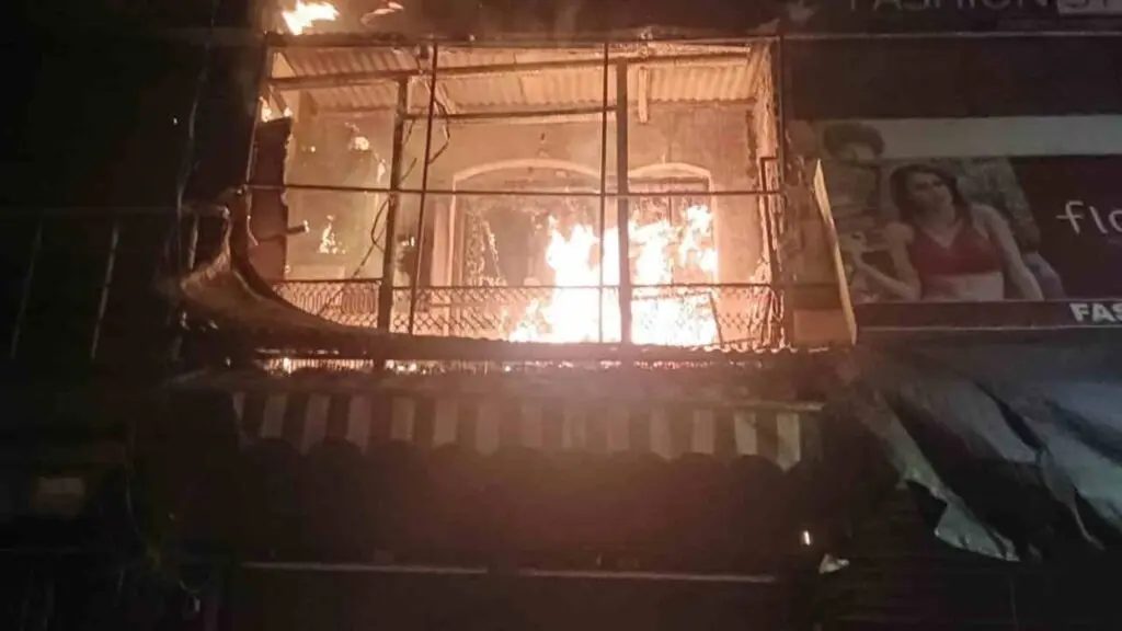 Delhi restaurant fire, patrons jump from first-floor window to safety
