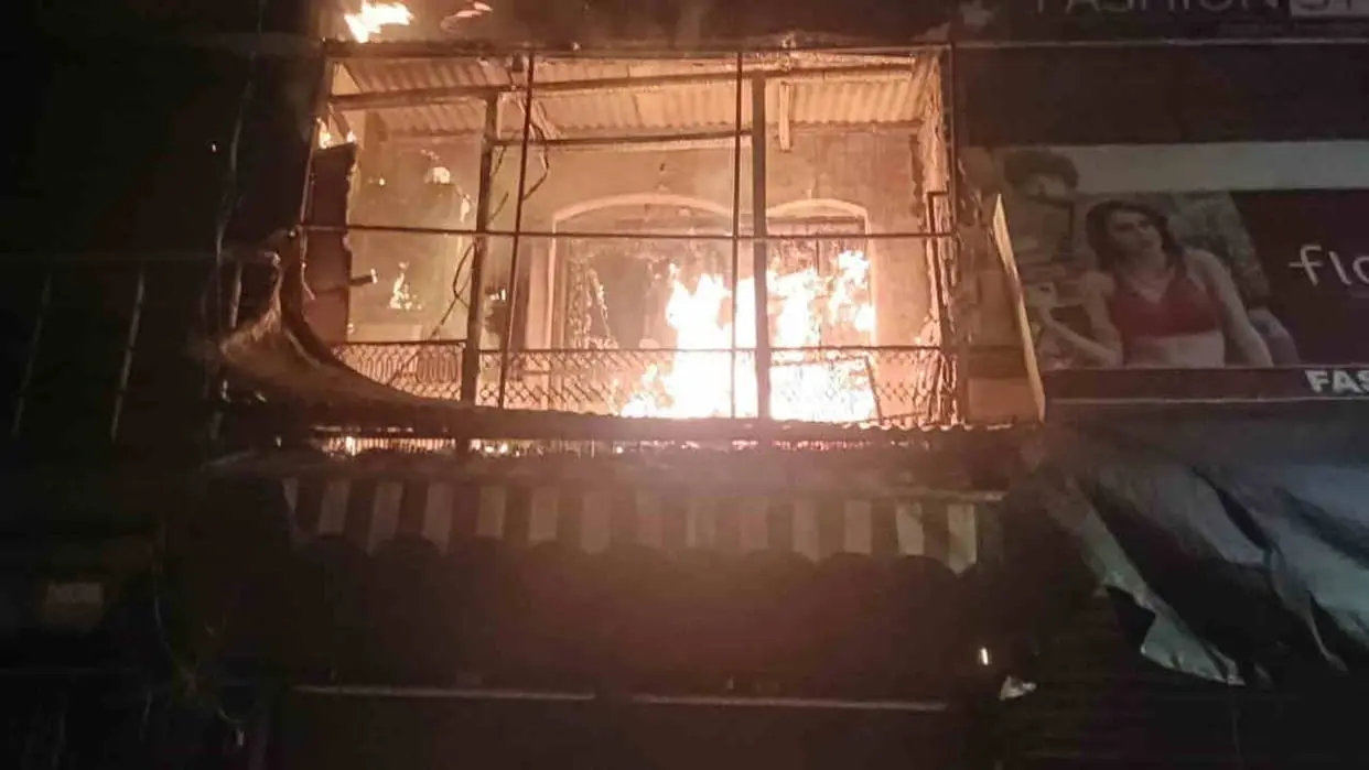 Delhi restaurant fire, patrons jump from first-floor window to safety