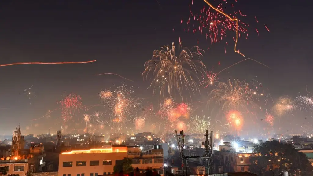 Bombay HC extends firecracker ban on streets all year