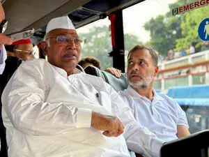 Tharoor, Kharge slam ‘war-like’ Delhi curbs ahead of CJP protest