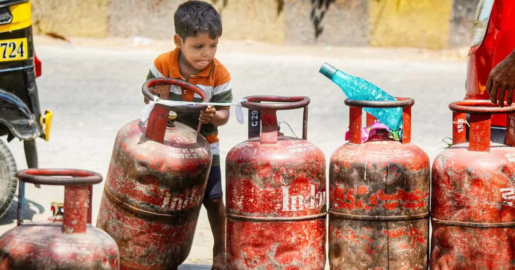 Delhi HC seeks Centre's reply on mandatory Aadhaar for LPG