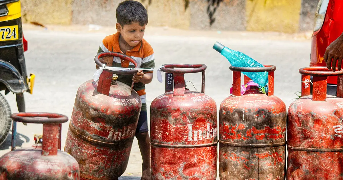 Delhi HC seeks Centre's reply on mandatory Aadhaar for LPG