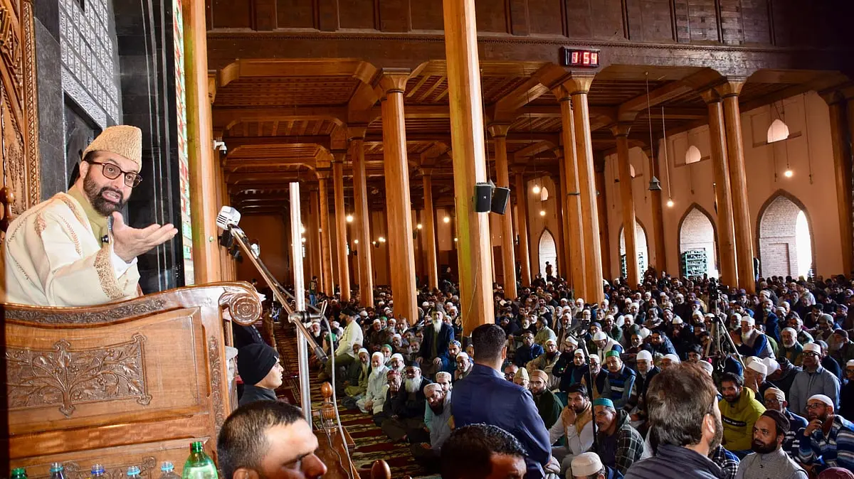 Mirwaiz welcomes drop in J&K violence, calls for political dialogue