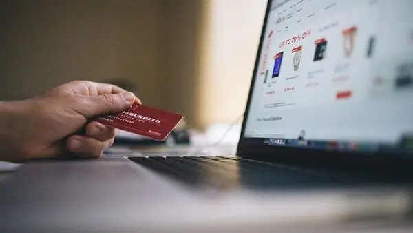 Festive e-commerce sales hit $2.5bn in first two days