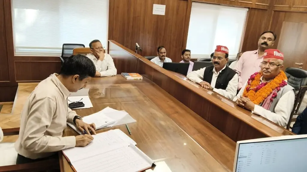 UP: BLOs given target to enroll 20-25 voters each, SP protests
