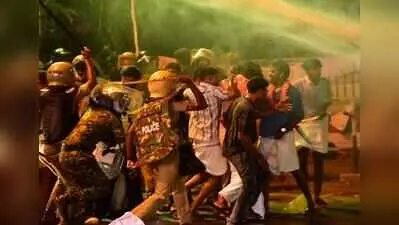 Kerala police officers recalled, SFI protests continue