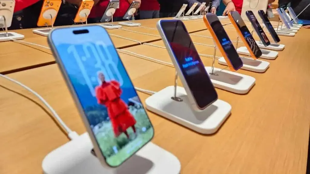 India smartphone shipments plunge 26% in Q3 2026, Samsung tops