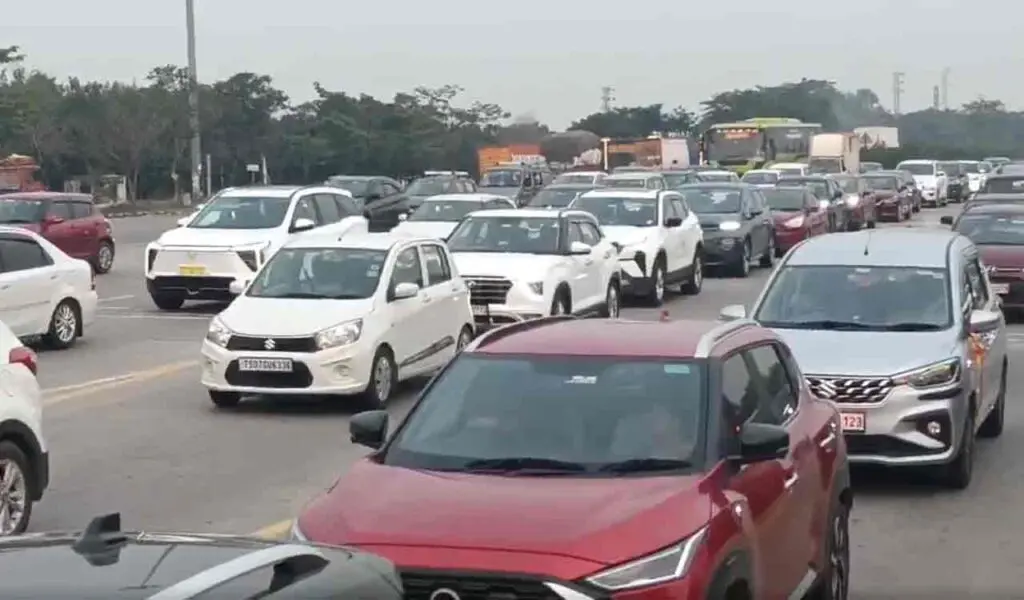 Traffic jams at Pantangi toll plaza after Dasara exodus