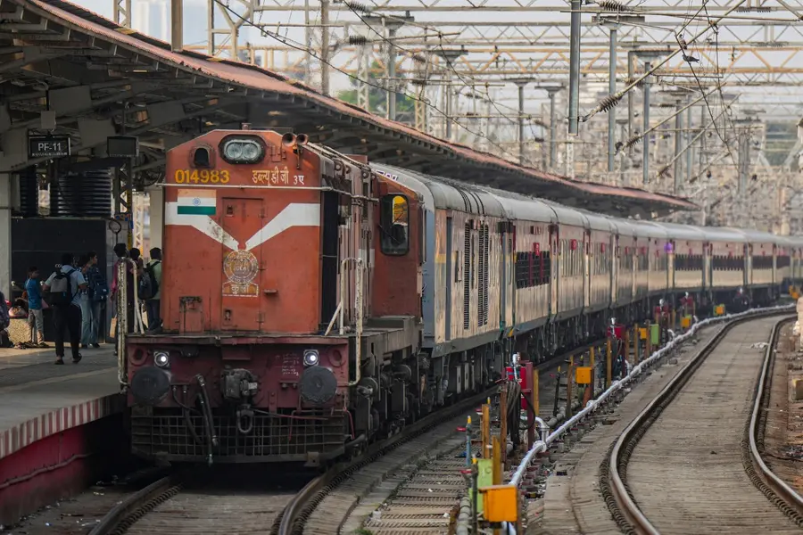 Power line glitch on Oachira-Kayamkulam route halts Kerala trains