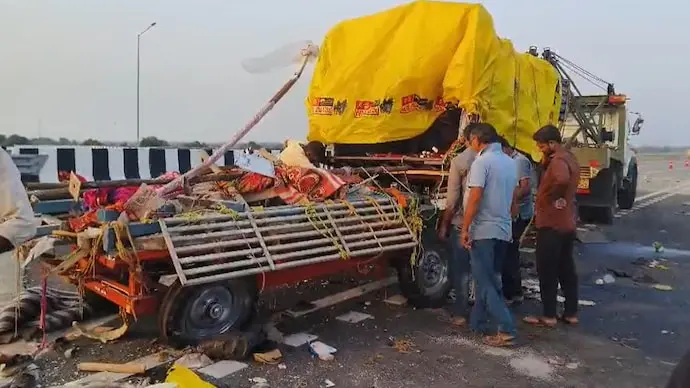 7 or 5 killed in truck-tempo collision on Maharashtra highway